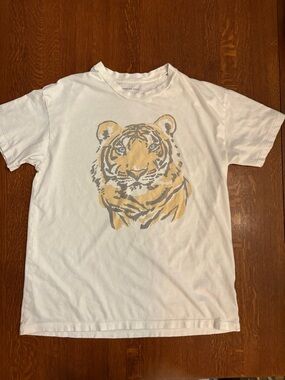 Cute American Eagle Outfitters White Tee with Yellow and Gray Tiger Graphic
